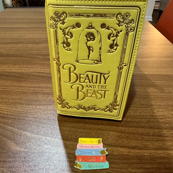 Loungefly Disney Princess Book Purse V1 - Picture 4 of 6